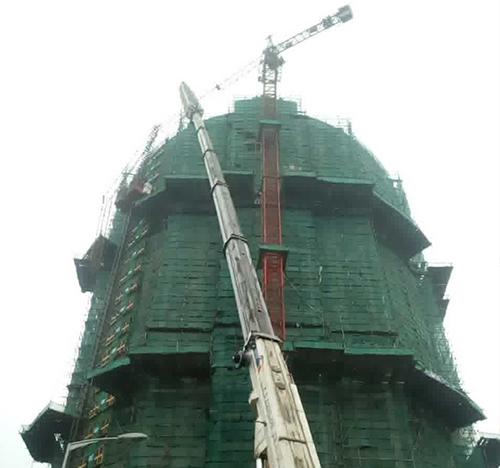 泉州吊车在工地上作业